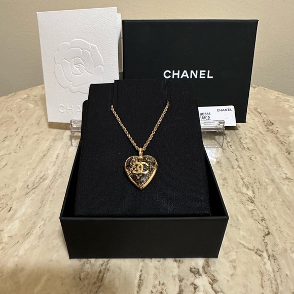 CHANEL Jewelry - CHANEL Gold Heart CC Pendant Necklace with Textured Inlay